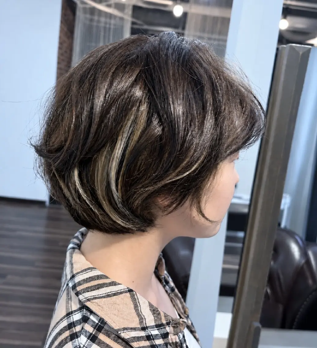 ショート カラー デザインカラー ハイライトカラー ボブ ハイライト ヘアカラー トリートメント 専業カラーリスト三木 敏嵩のヘアスタイル