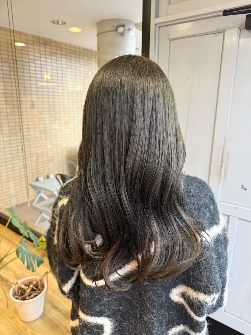ロング カラー グレージュ オリーブグレージュ オリーブグレー ツキダテ ユイのヘアスタイル