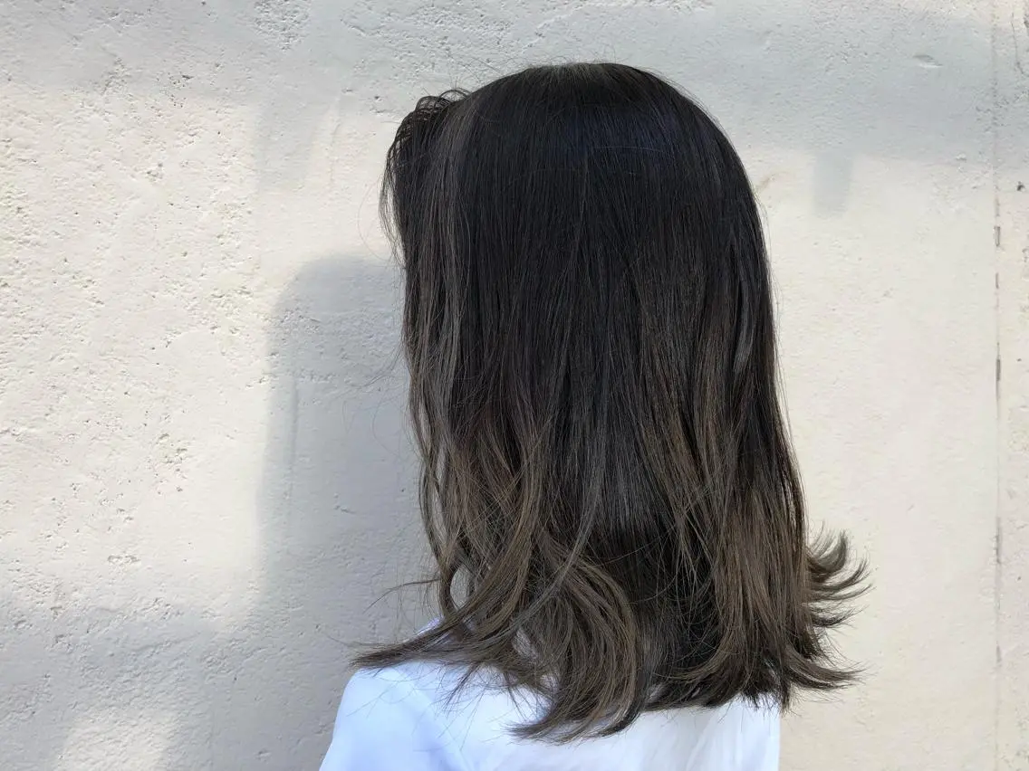 ミディアム カラー M. YURIのヘアスタイル
