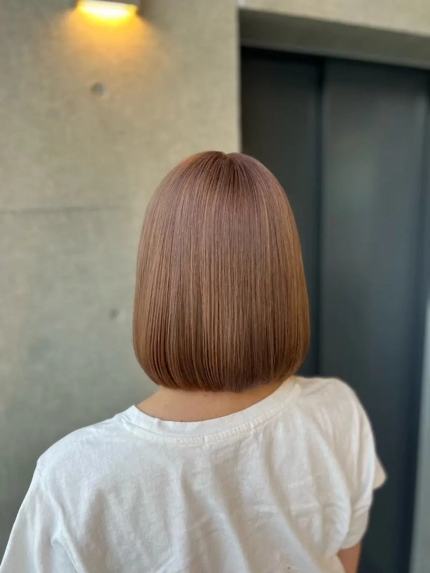 ショート カラー ベージュカラー ブリーチ ココアベージュ ハイトーンカラー エクステ ヘアカラー 吉野 瑳桜のヘアスタイル
