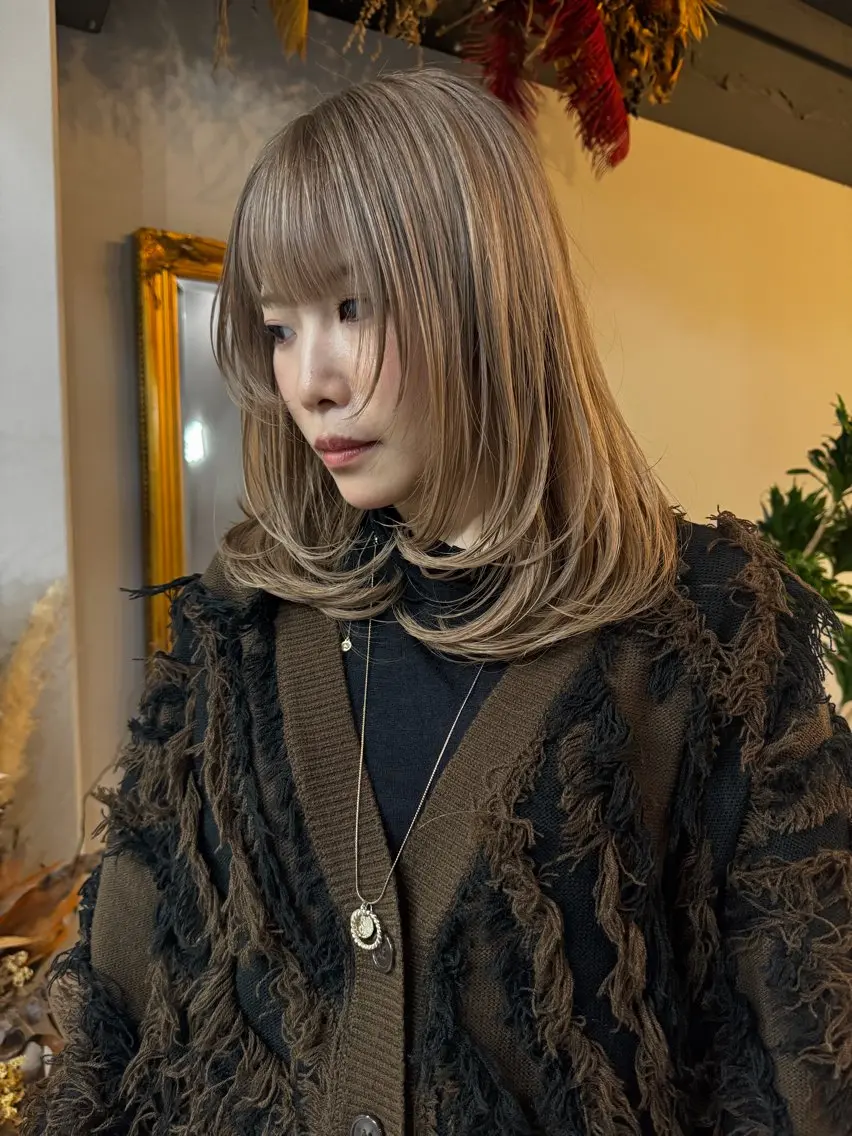 セミロング カラー カット ヘアカラー トリートメント ミルクティーカラー グレージュ　高山慧輔のヘアスタイル