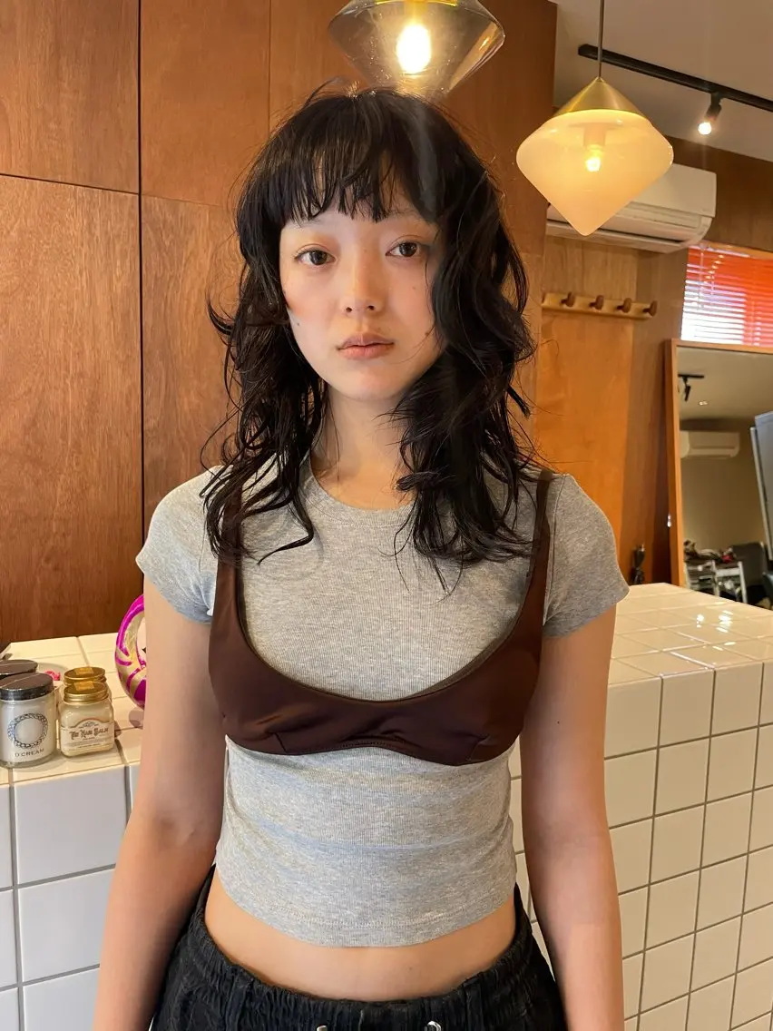ミディアム ミディアムパーマ レイヤーカット カット ニュアンスパーマ🪿 透明感カラー岩波ゆいのヘアスタイル