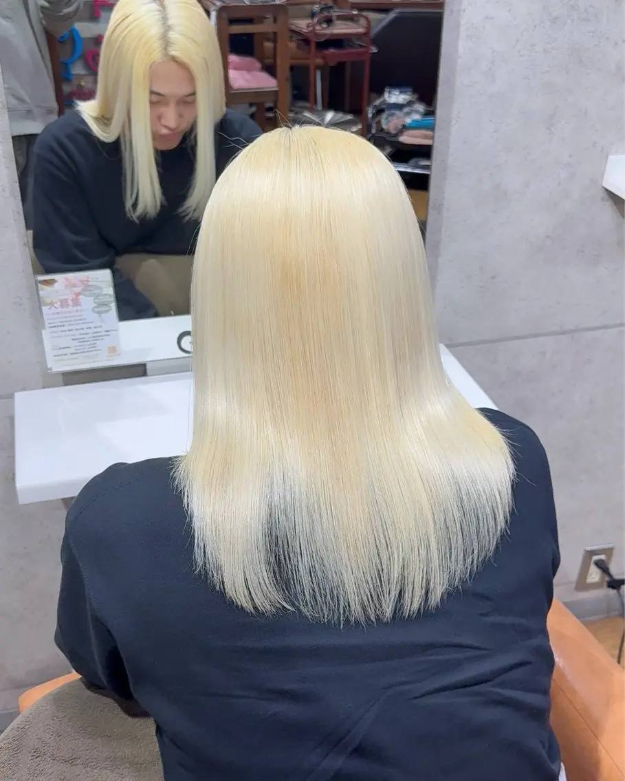 ミディアム カラー ブリーチ 抜きっぱなしブロンド カット ヘアカラー トリートメント ブロンド/ピンク/ ミルクティー/アトムのヘアスタイル