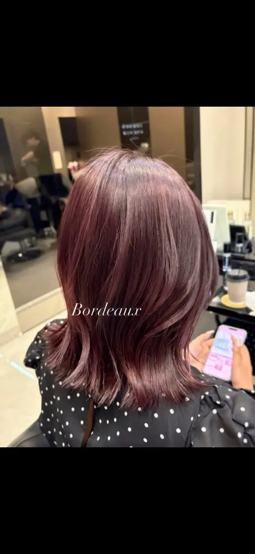セミロング カラー ブリーチ ボルドーカラー 透明感カラー ダブルカラー 秋屋 美々梨のヘアスタイル