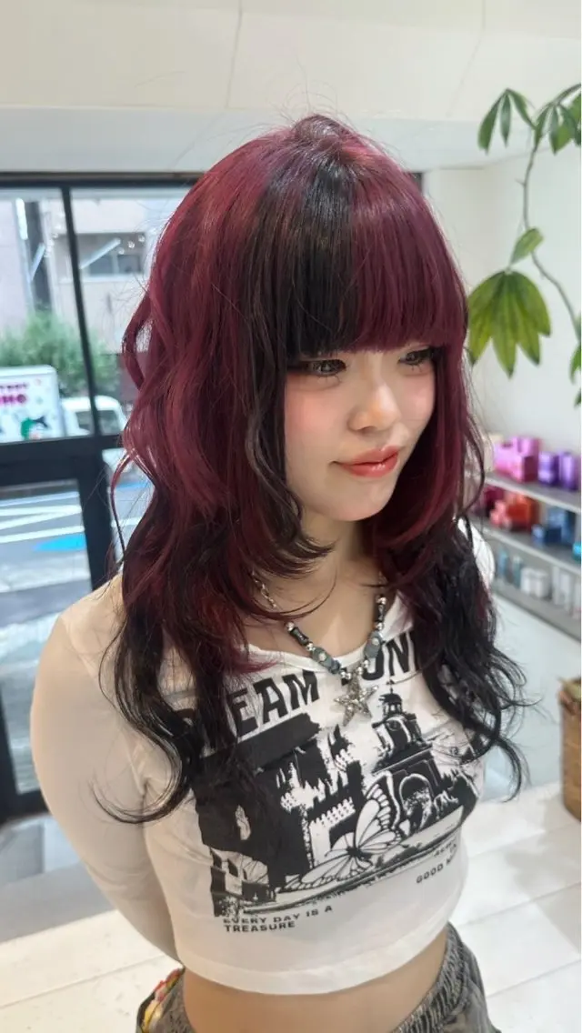 ロング カラー ブリーチ カシス デザインカラー ブリーチなしカラー ピンクカラー ブリーチ/ハイトーン ⚗️HARUKAのヘアスタイル