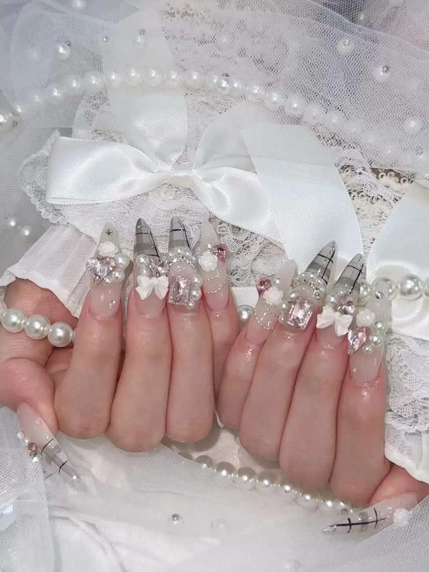 ネイル キラキラネイル 韓国ネイル ロングネイル ワンホンネイル ハンドネイル Josie nail salonのネイルデザイン