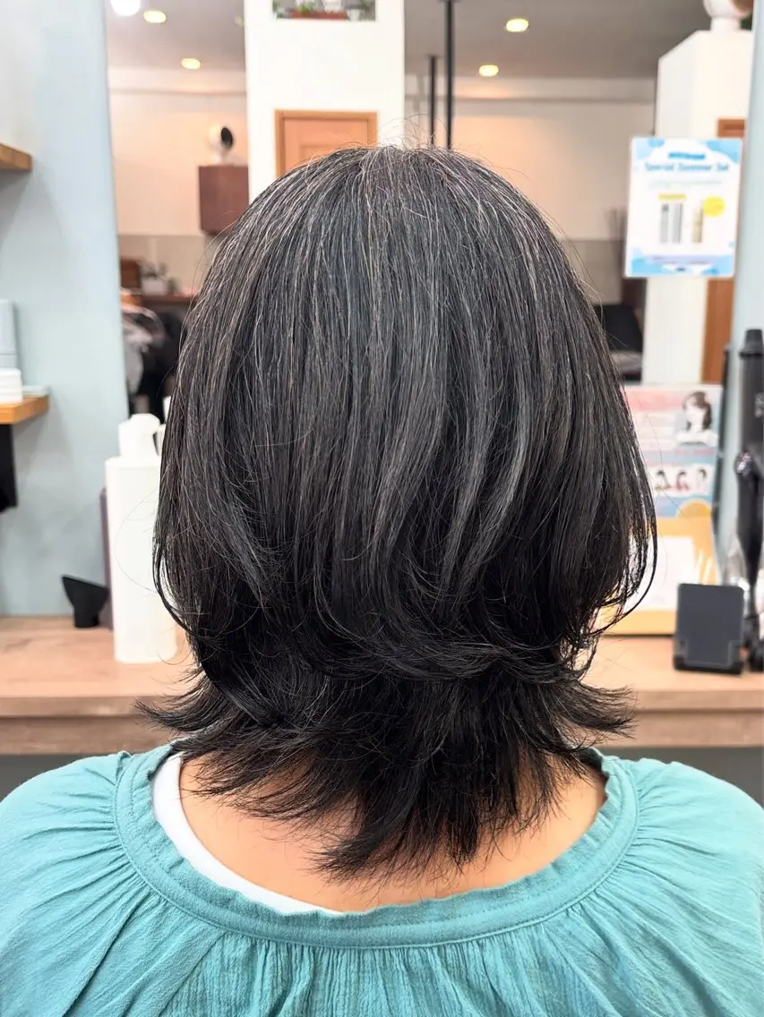ミディアム ミディアムパーマ レイヤーカット 八木橋 朋香のヘアスタイル