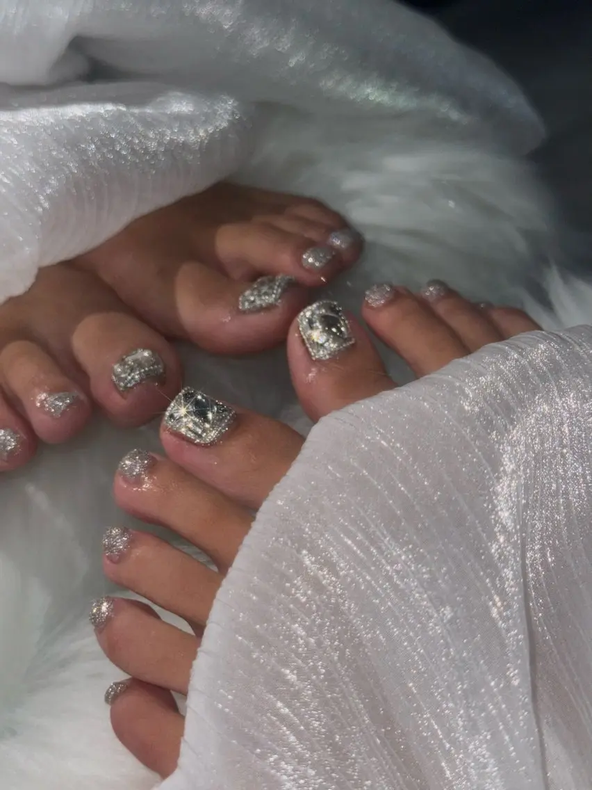 ネイル フットネイル キラキラネイル ラメ(グリッター) シルバー フットネイル Nail Salon ANELAのネイルデザイン