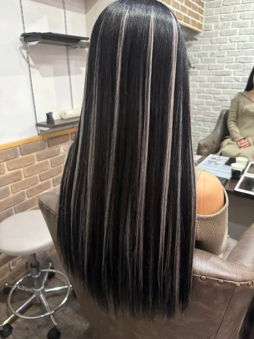 セミロング カラー ハイライトカラー エクステ ハイライト 🫧透明感ケアカラー 守利🫧のヘアスタイル