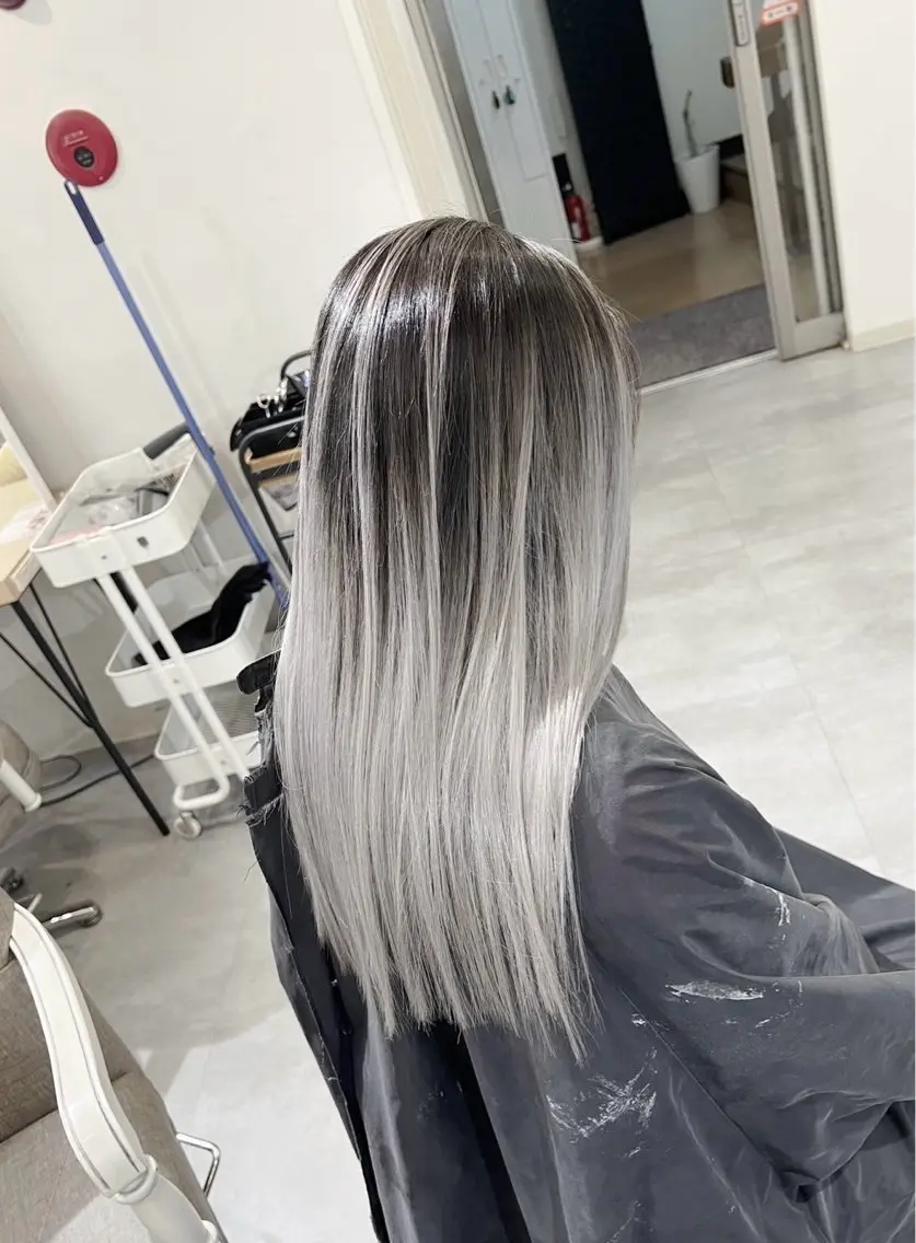 ロング カラー バレイヤージュ シルバー ホワイトシルバー レイヤーカット 指名数No.1 /NAOYAのヘアスタイル