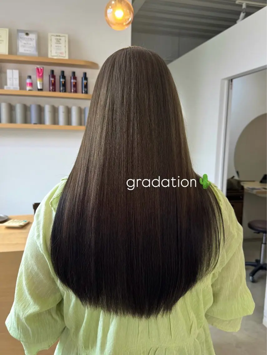 ロング カラー グラデーションカラー ヘアカラー 尾崎 ひなののヘアスタイル
