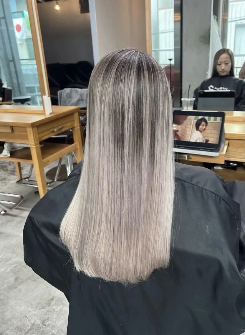 ロング カラー バレイヤージュ シルバー ホワイトシルバー レイヤーカット ヘアカラー トリートメント 指名数No.1 /NAOYAのヘアスタイル