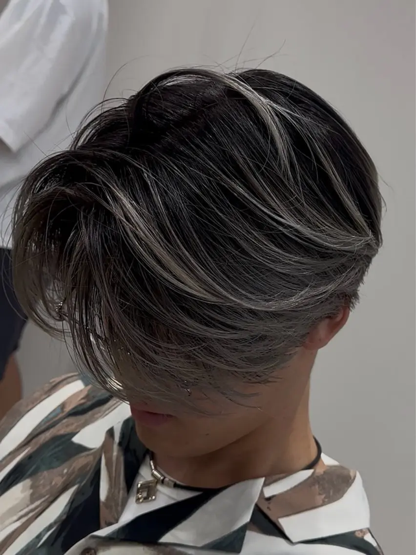カラー メンズ メンズバレイヤージュ センターパート バレイヤージュ シルバー ホワイトシルバー カット ヘアカラー トリートメント メンズ縮毛矯正 /町田/木村悠月のヘアスタイル