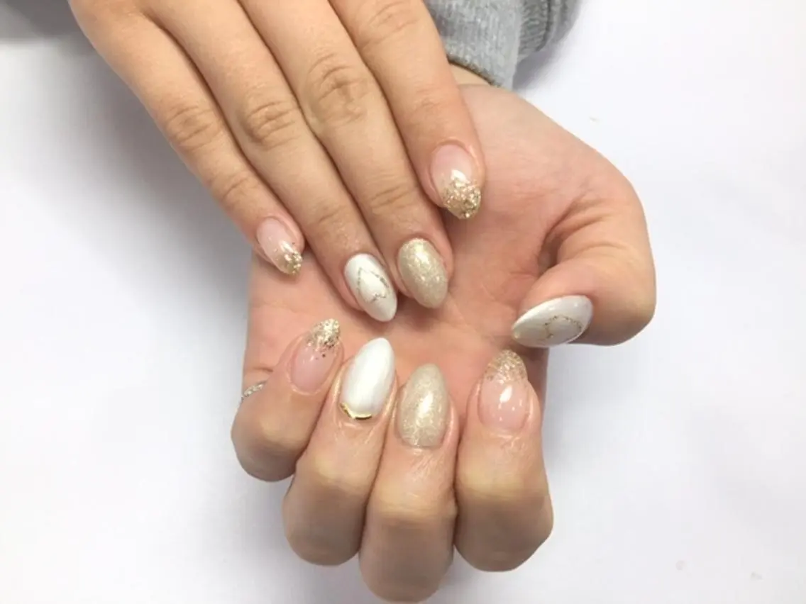 ネイル ゴールド キラキラネイル 春ネイル ハンドネイル em nailのネイルデザイン