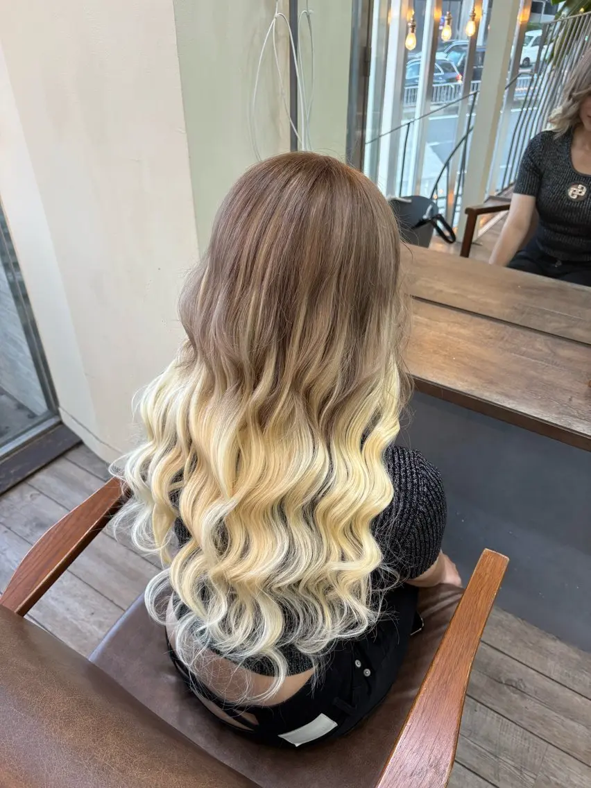 ロング カラー シールエクステ ベージュカラー 透明感カラー ダブルカラー ハイトーンカラー ヘアカラー エクステ WEST OLAND 黒坂佳乃のヘアスタイル