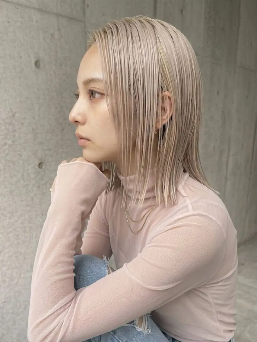 ミディアム カラー 🉐渋谷・ブリーチ ⭐️縮毛モデル🉐のヘアスタイル