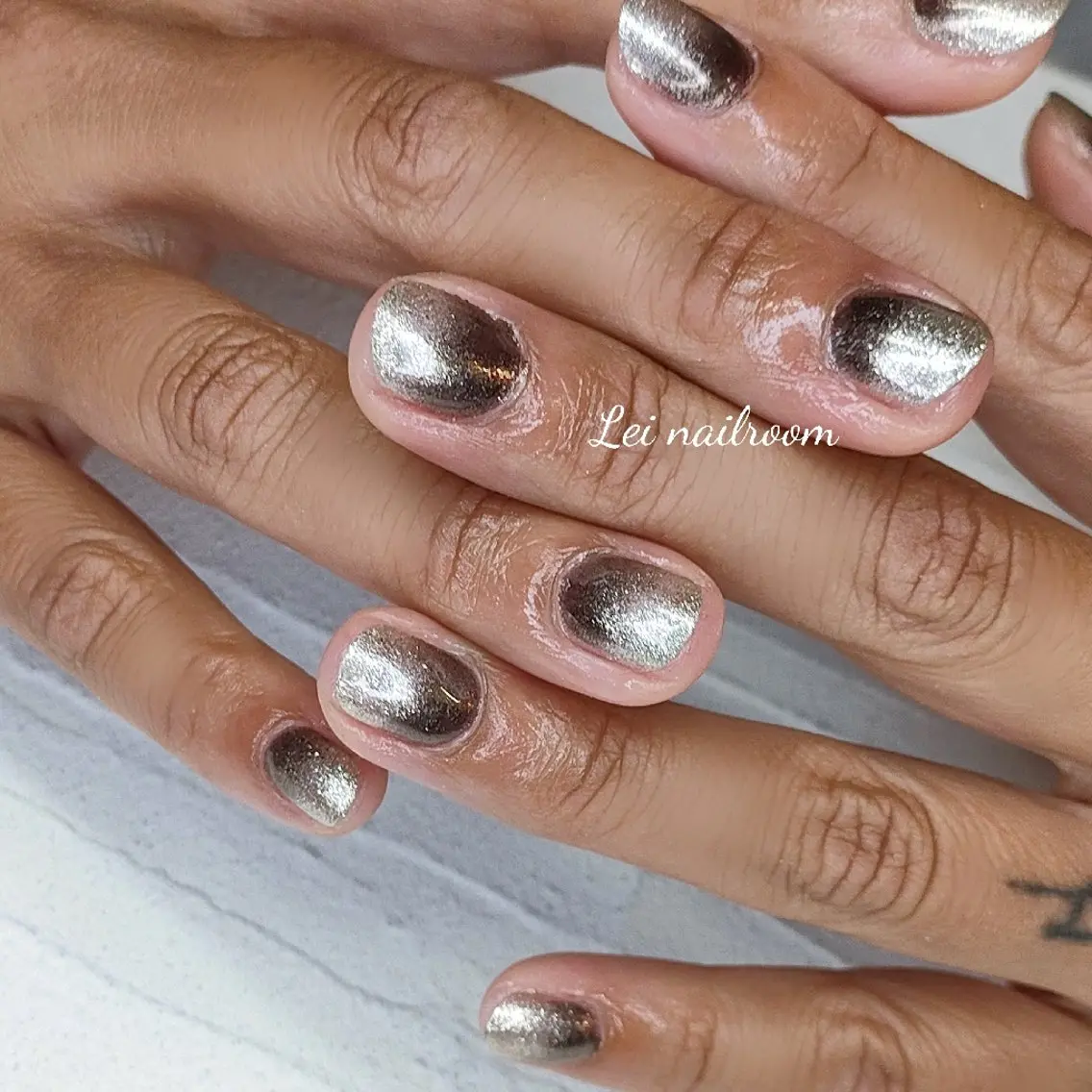 ネイル ブラウン フットネイル ラメ(グリッター) ミラーネイル lei🌼 nailroomのネイルデザイン