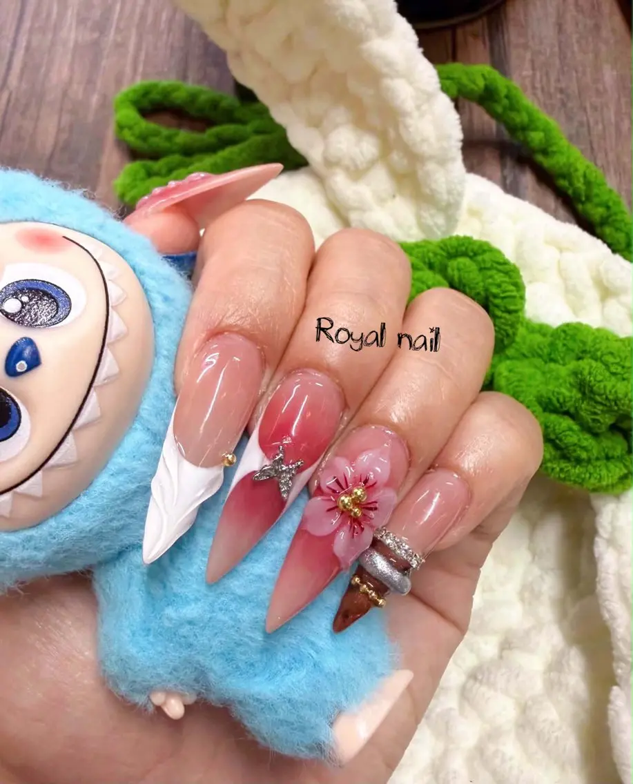 ネイル フレンチネイル ジェルネイル 韓国ネイル マグネットネイル 持ち込み ハンドネイル Royal Nailのネイルデザイン