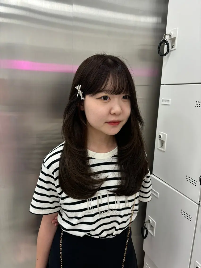 セミロング カラー 抜け感レイヤー︴ ニュアンスカラーのヘアスタイル