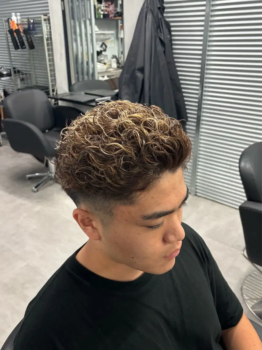 パーマ メンズ メンズパーマ カット パーマ トリートメント 波巻き/ツイスパ/ 短髪/鈴木俊也のヘアスタイル