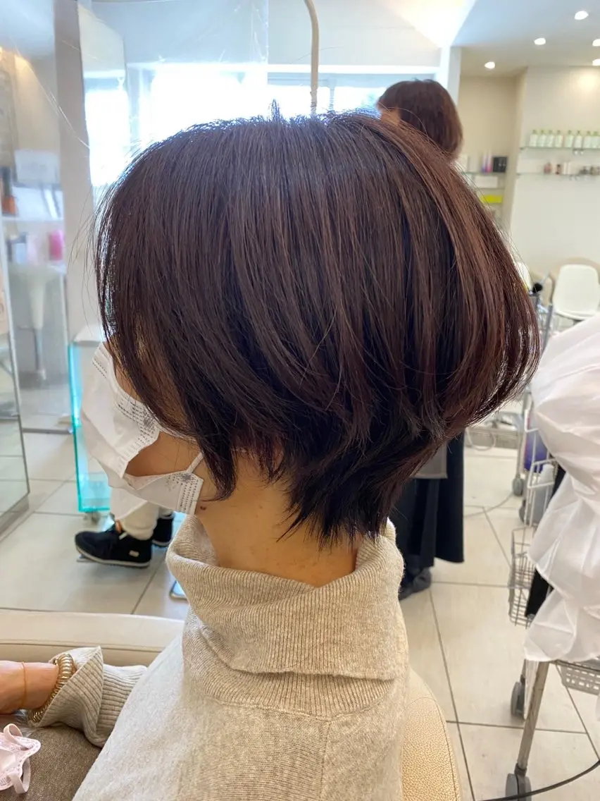 ショート レイヤー/艶カラー/ ハイトーンのヘアスタイル