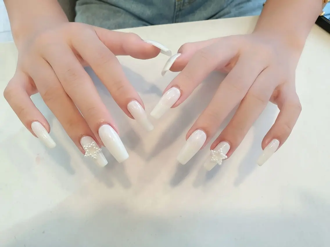 ネイル 長さ出し フレンチネイル ジェルネイル ガラスフレンチ 韓国ネイル ハンドネイル Minette nailHuongのネイルデザイン