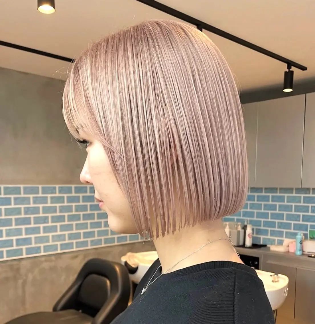 ショート カラー 切りっぱなしボブ ベージュカラー ハイトーンカラー ミルクティーベージュ ボブ カット ヘアカラー トリートメント 👑ボブはお任せ ミヤノ👑のヘアスタイル