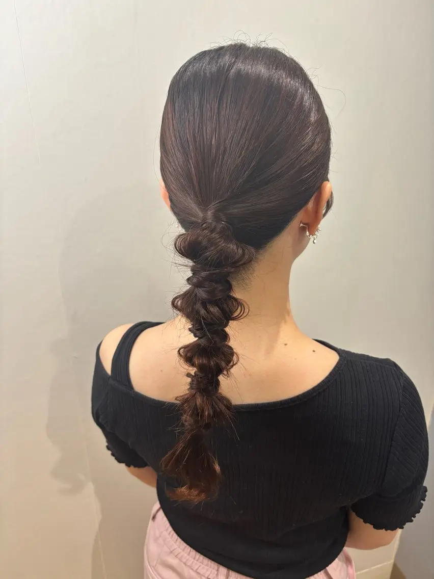 シンプルタイト ヘアアレンジの写真