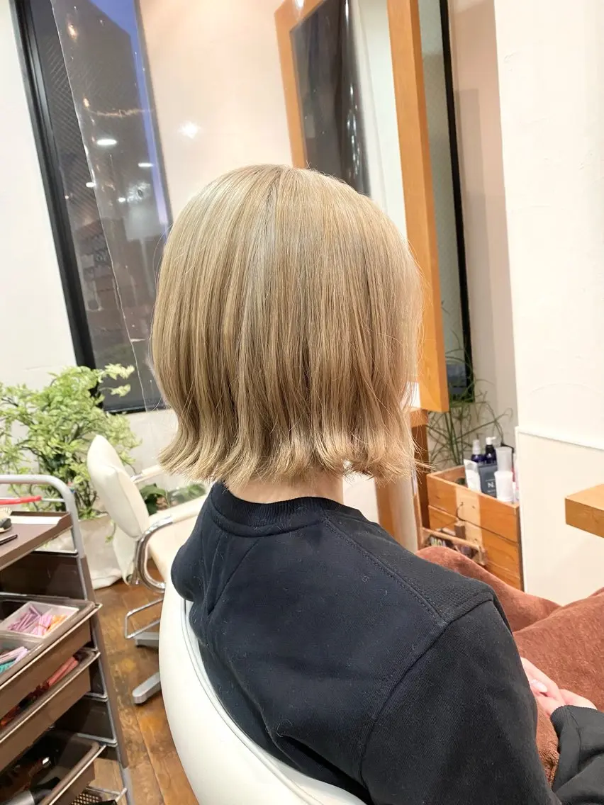ミディアム カラー ハイトーンカラー ボブ 外ハネヘア ショート ボブ横山真樹のヘアスタイル