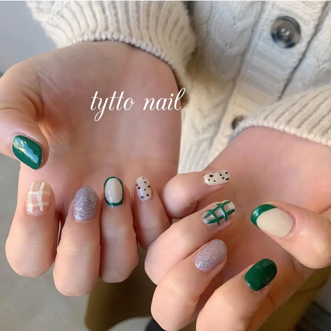 ネイル グリーン キラキラネイル ぷっくりネイル シンプルネイル 冬ネイル ハンドネイル tytto nail ❤︎‪‪eri‪‪のネイルデザイン