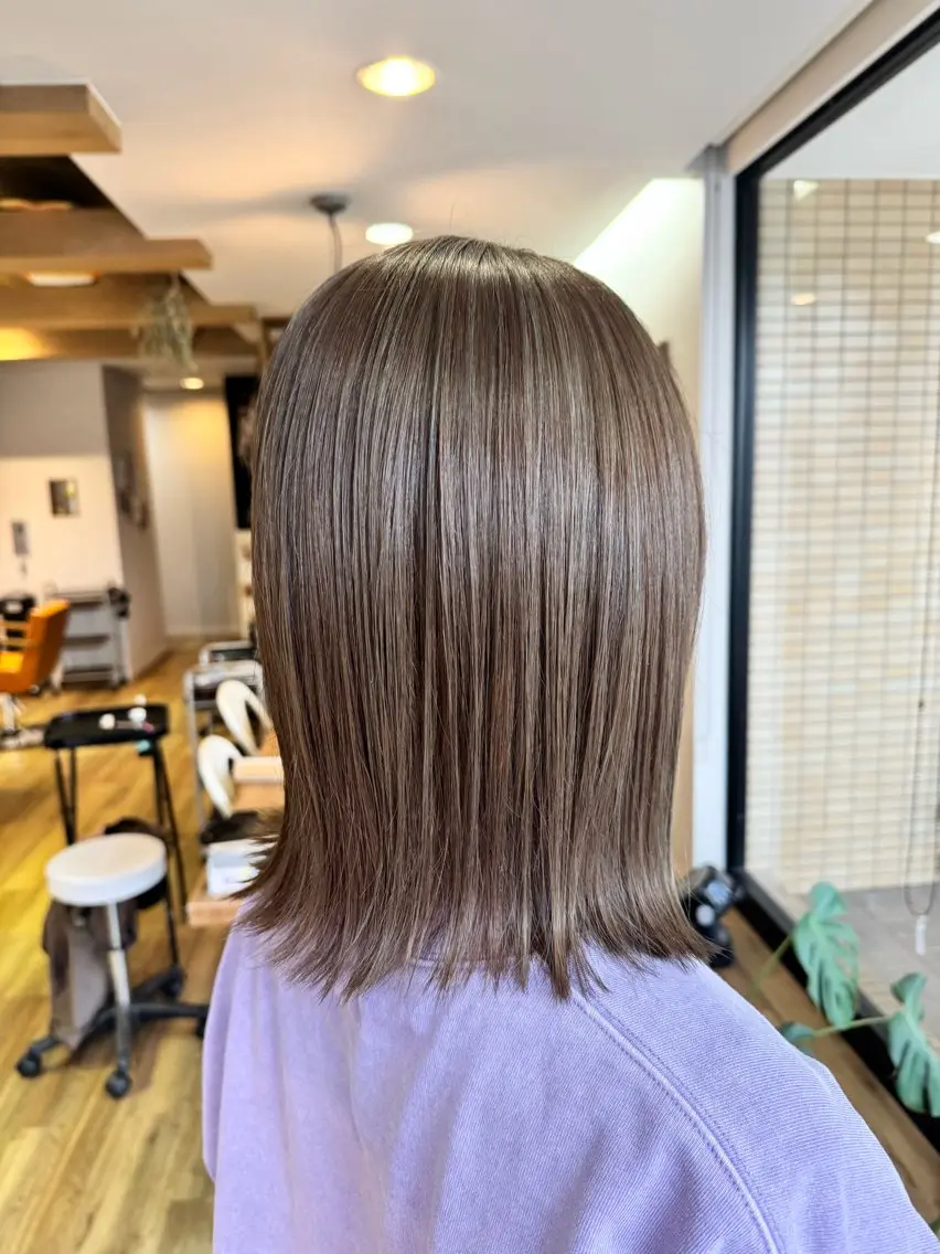ミディアム カラー アッシュ ハイライトカラー オリーブアッシュ ハイライト ヘアカラー トリートメント ツキダテ ユイのヘアスタイル