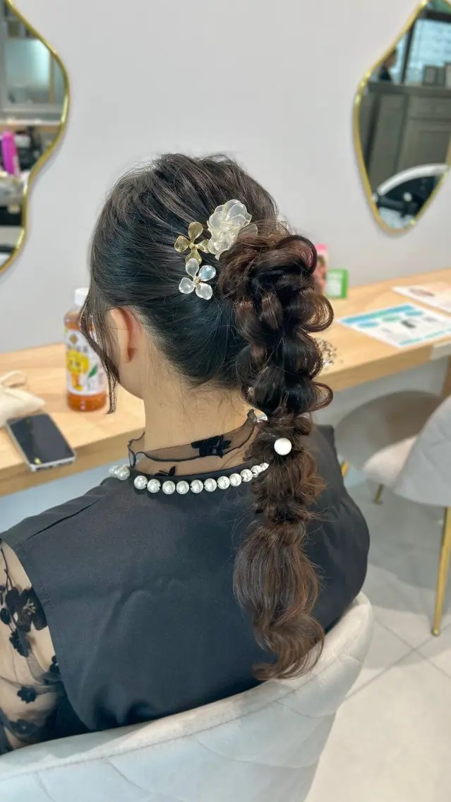 ヘアアレンジ ポニーテール 暖色カラー/アレンジ /束間まつげ🌼のヘアスタイル