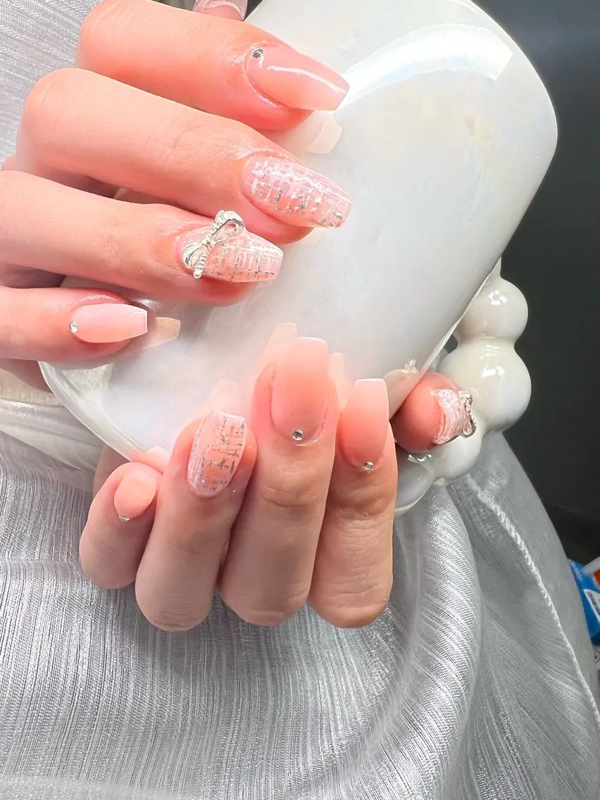 ネイル オーロラネイル チークネイル 長さ出し フットネイル フレンチネイル ハンドネイル Lee Nailsのネイルデザイン