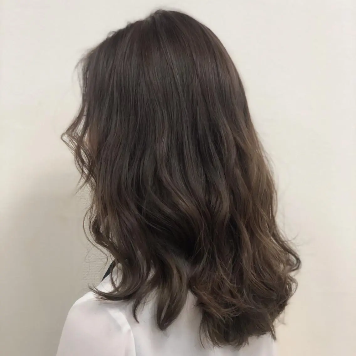 カラー デザインカラー グレージュ ハイライトカラー イルミナカラー 似合わせ/透明感カラ ー/QUATRO谷口のヘアスタイル