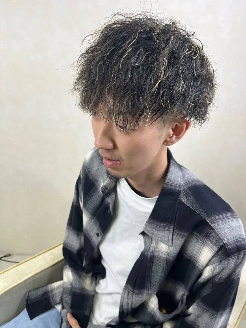 ショート カラー パーマ メンズ メンズメッシュ メッシュ カット ヘアカラー パーマ メンズ特化✨パーマス タイル大得意安田海斗のヘアスタイル