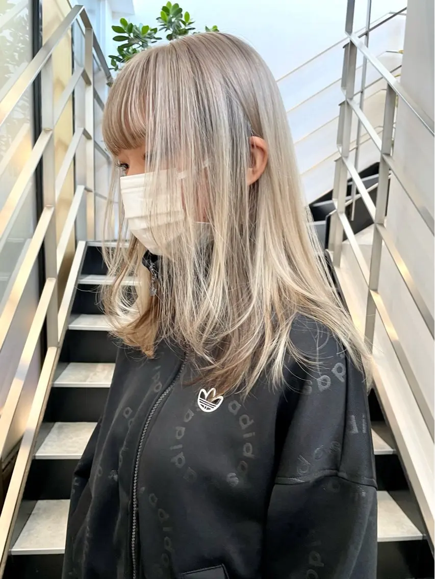 セミロング カラー ヘアアレンジ アッシュ ベージュカラー ブリーチ ブロンド ケアブリーチ ヘアカラー トリートメント ヘアセット 憧れの艶ハイトーンへ 🌙サイダサキのヘアスタイル
