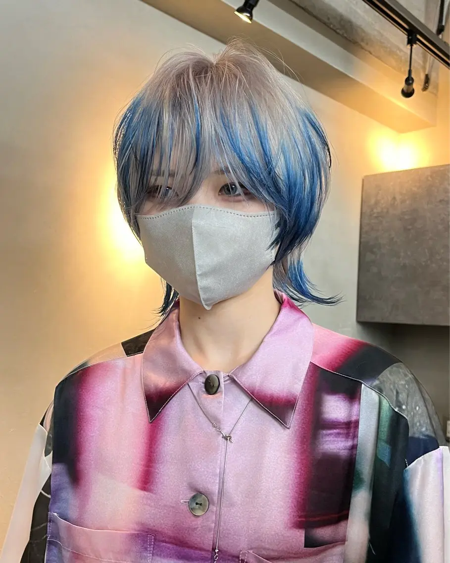 ミディアム 顔まわりレイヤー 顔周りカット レイヤーカット ウルフカット イツク ⚡️ ルーツ/ハイトーンのヘアスタイル