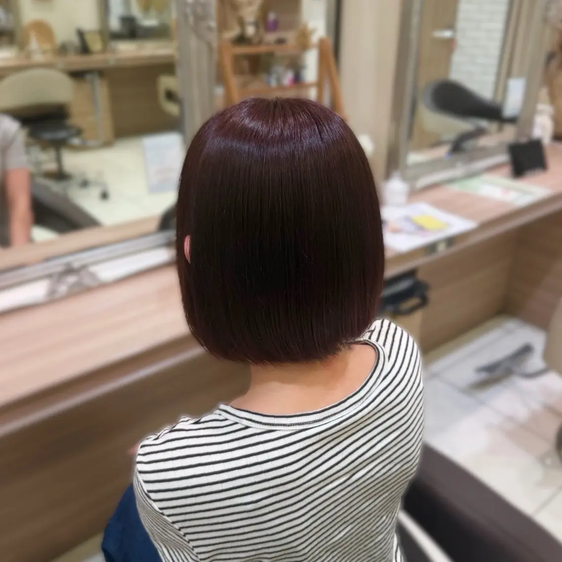 ショート カラー ブリーチ 透明感カラー イルミナカラー ブリーチなしカラー レッドカラー 小島 莉奈のヘアスタイル