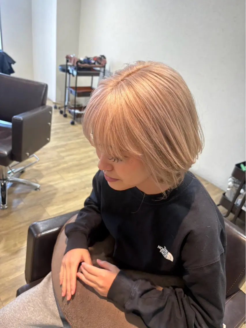 ショート カラー ベージュカラー ハイトーンカラー ミルクティーベージュ ピンクカラー ボブ N+/八尾店 Hanaのヘアスタイル