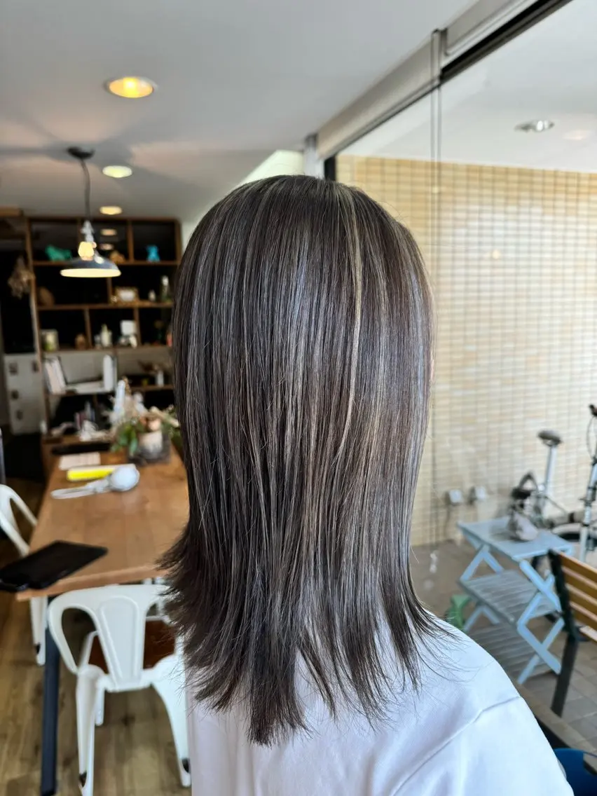 ロング カラー グレージュ ハイライトカラー ハイライト ヘアカラー トリートメント ツキダテ ユイのヘアスタイル