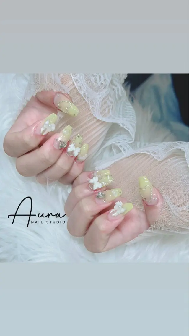ネイル フラワーネイル ガーリー キラキラネイル 韓国ネイル ロングネイル ハンドネイル Aura Nail Studioのネイルデザイン