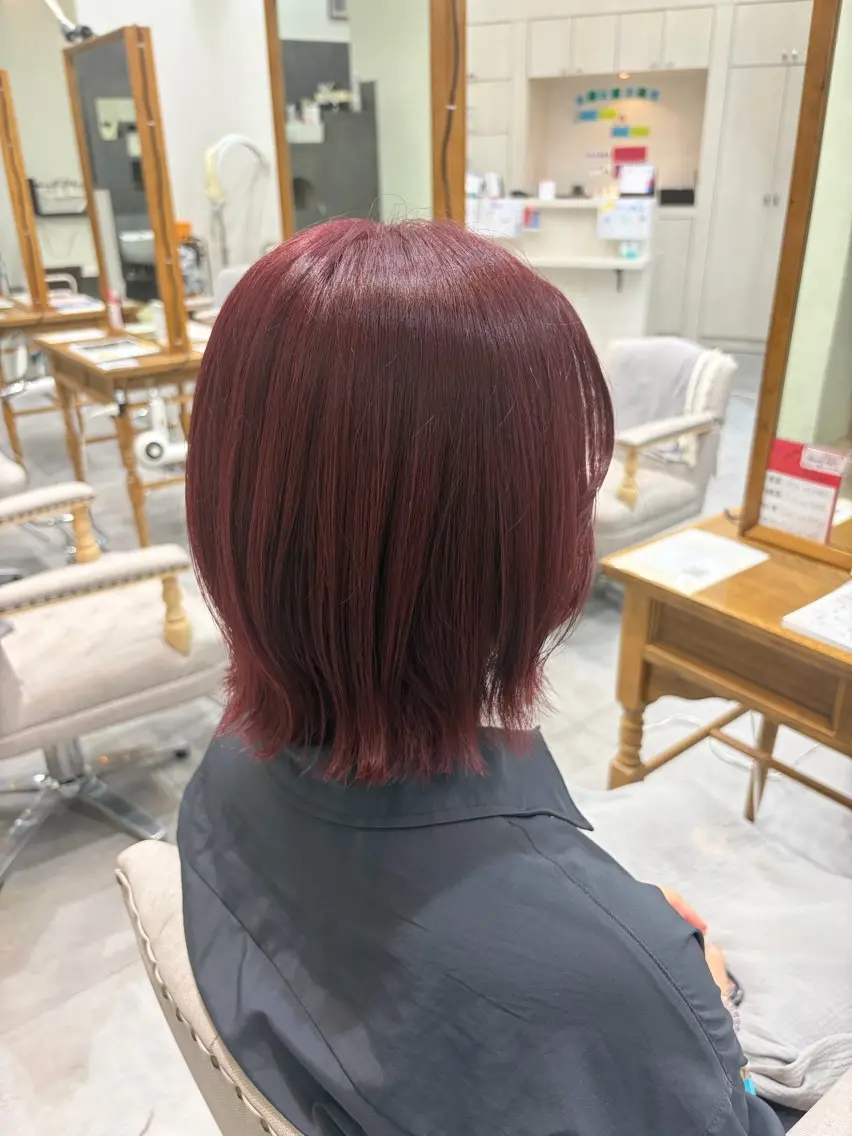 カラー ブリーチ ボルドーカラー 萩原 彩音のヘアスタイル