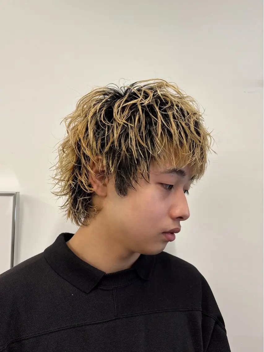 ショート カラー メンズ スパイキーショート メンズウルフカット ショートヘア ウルフカット カット ヘアカラー なりたひろと / フェザーパーマのヘアスタイル