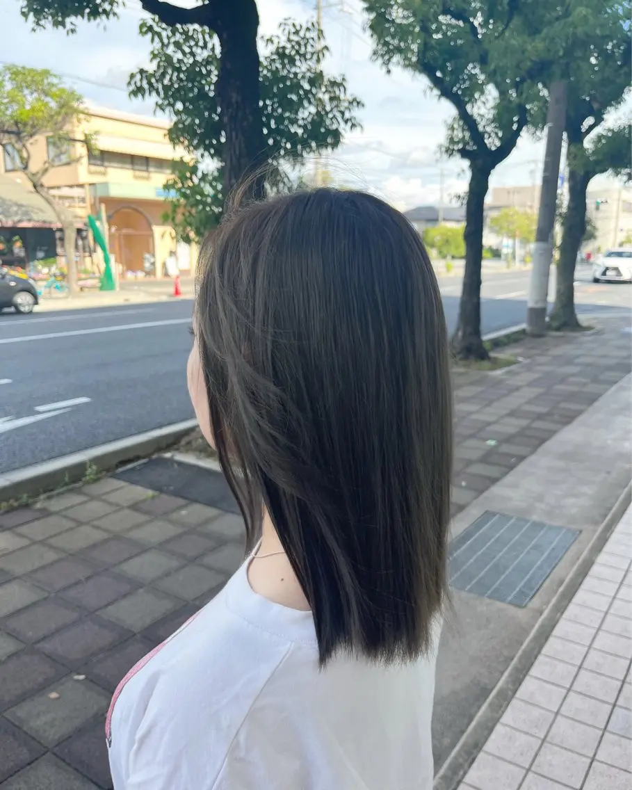 ミディアム カラー ブリーチ グレージュ オリーブグレージュ オリーブグレー RuLaN AMIのヘアスタイル