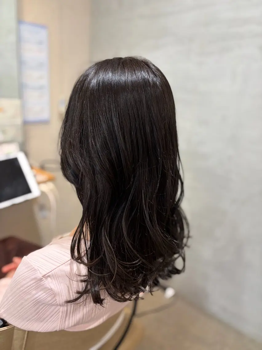 ロング カラー 黒髪 ヘアカラー トリートメント momoka オリーブ/ベージュのヘアスタイル