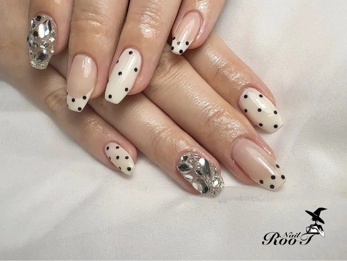 ネイル ドット フレンチネイル ハンドネイル RooT Nailのネイルデザイン