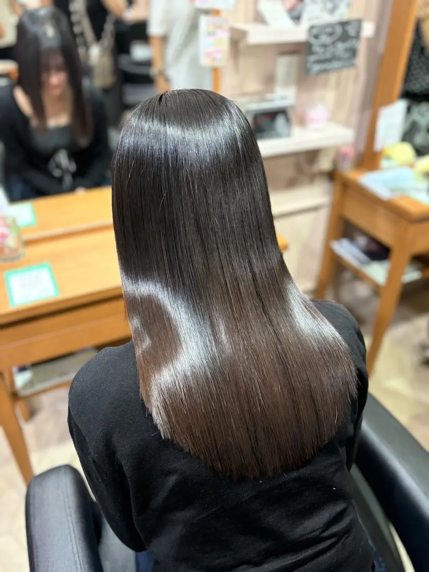セミロング 縮毛矯正 岡 茉梨花のヘアスタイル