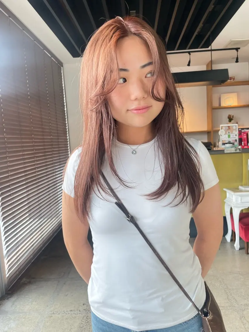 セミロング カラー ベージュカラー ブリーチ ピンクカラー レッドカラー レイヤーカット 熊崎 葵のヘアスタイル