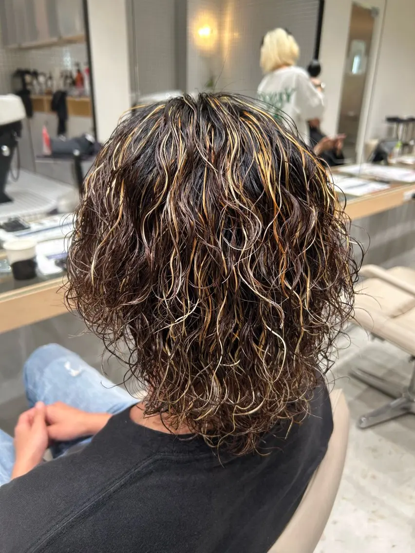 カラー パーマ メンズ フェードカット メンズハイライト メンズパーマ ハイライトカラー カット ヘアカラー パーマ 🐲ツイスパ🐲 フェード/龍のヘアスタイル