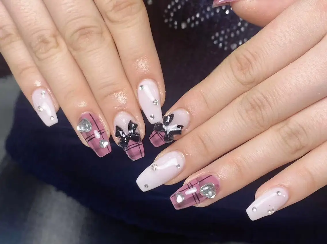 ネイル チークネイル フレンチネイル ジェルネイル ガーリー キラキラネイル ハンドネイル UM Nail Salonのネイルデザイン